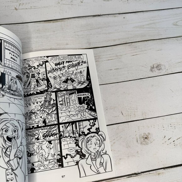 Queen Bee by Chynna Clugston Graphic Novel Scholastic Graphix 2005 PB - Picture 5 of 9